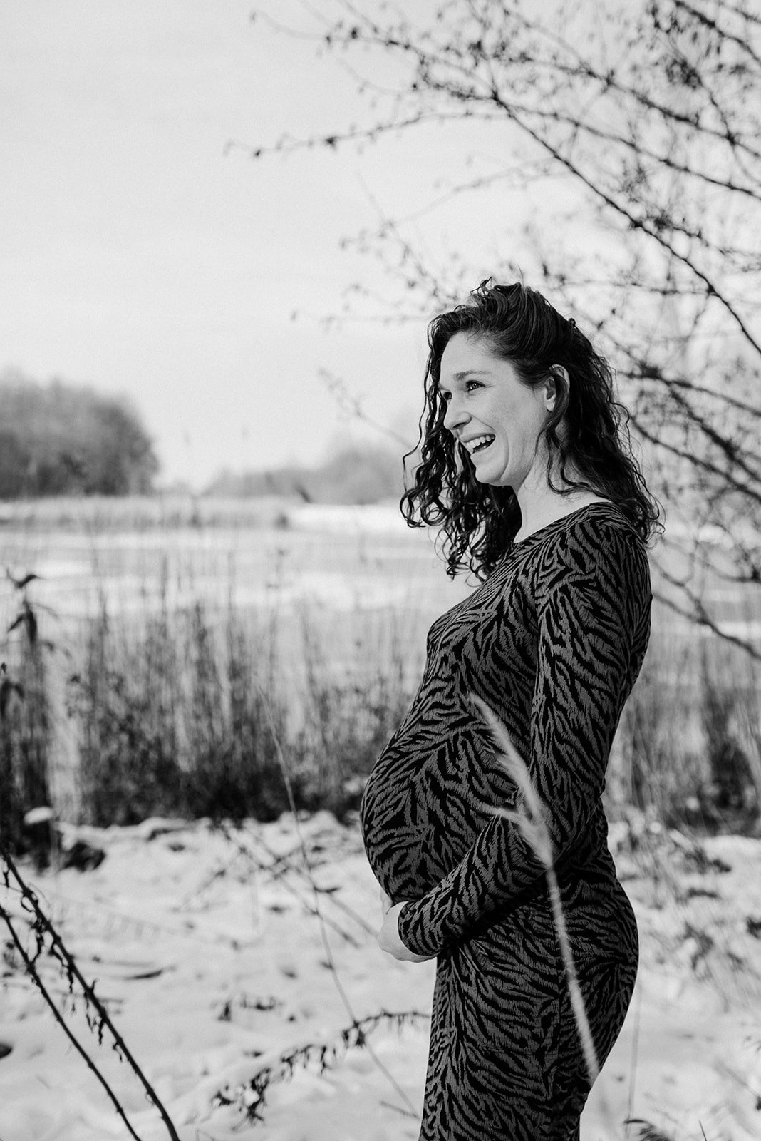 vrouw 36 weken zwanger in de sneeuw