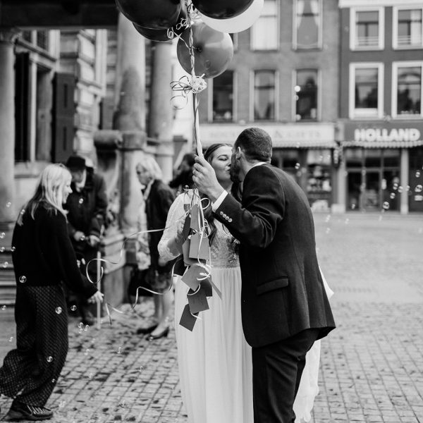 Bruidspaar kust op de Markt in Delft
