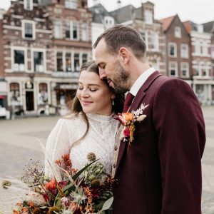 Bruidspaar op de markt van Delft